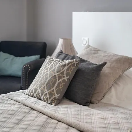 Amazing 3 Bedrooms In Apartment
