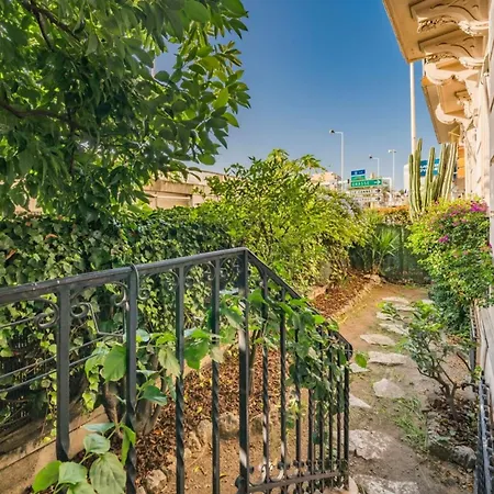 Amazing 3 Bedrooms In Apartment *